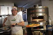Wirt Leo Zolin am Hightech Pizzaofen des Galleria Ristorantino Eiscafe Pizzeria in München Großhadern (©Foto: Marikka-Laila Maisel)